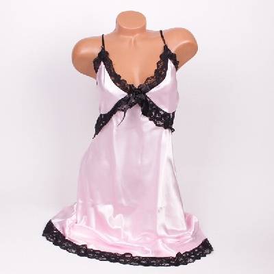 Нежна и стилна нощница от розов сатен и черна дантела