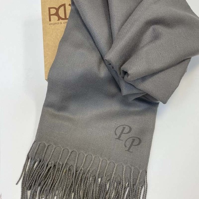 Luxusní pašmínová šála šedá s vlastním monogramem – Zboží Dáma