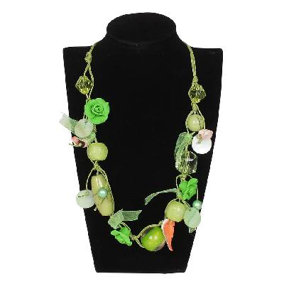 Зелено колие с мъниста камъни и рози