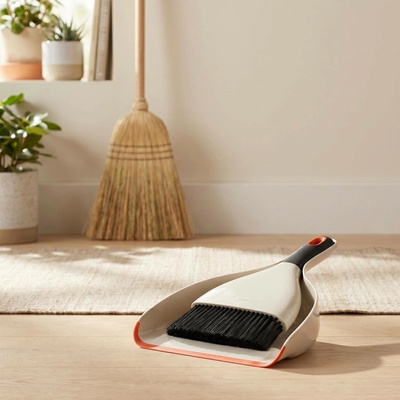 Oxo Good Grips Dustpan & Brush béžový plastový smetáček a lopatka