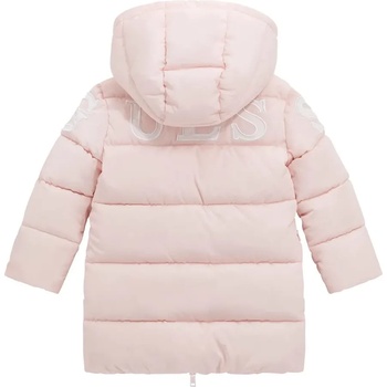 GUESS Дълго зимно яке за мини момиче в бледо розов цвят с голям бял надпис Guess на гърба