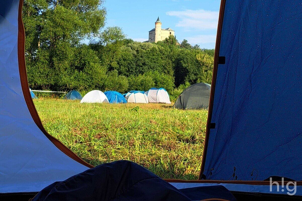Ranní výhled ze stanu na Kunětickou horu a stanové městečko
