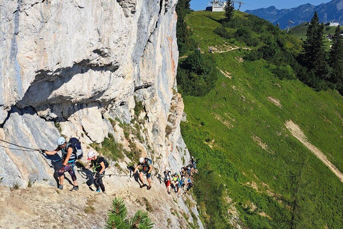 Túrázók a Donnerkogel-hegy lábánál, a Dachstein-hegységben, Ausztriában.