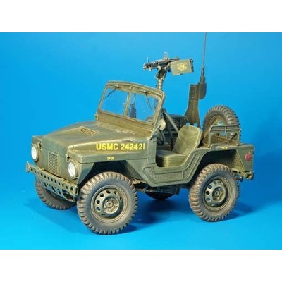 Plus Model M422 Command car 1:35