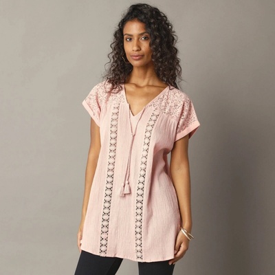 Jednofarebná krepónová tunika s čipkou a macramé ružová