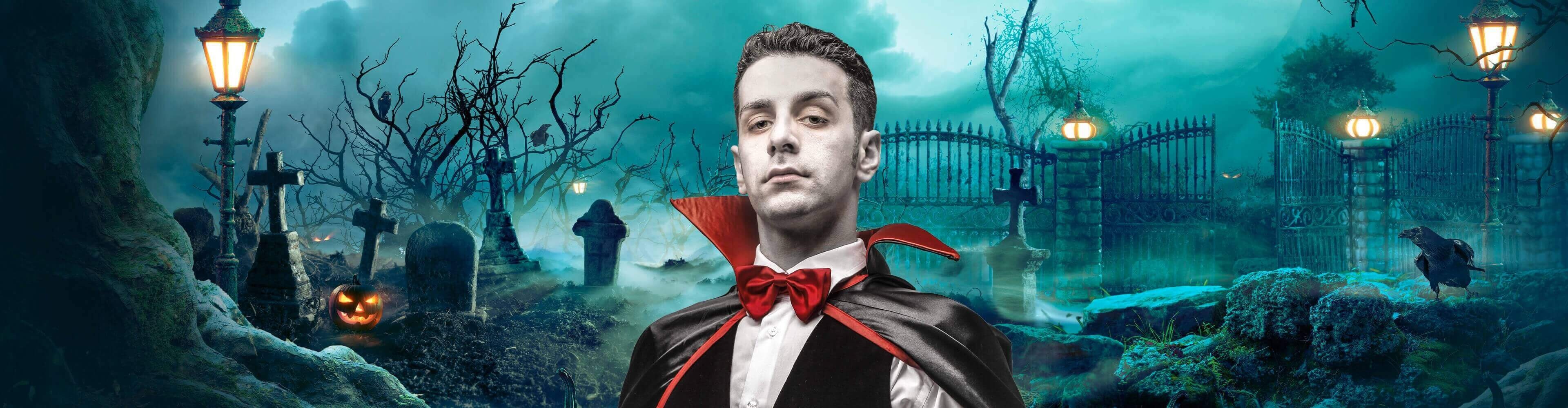 Vámpír áll a temető közepén halloweenkor