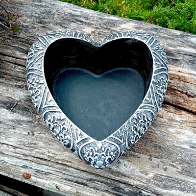 Betónové SRDCE s ornamentom - čierne