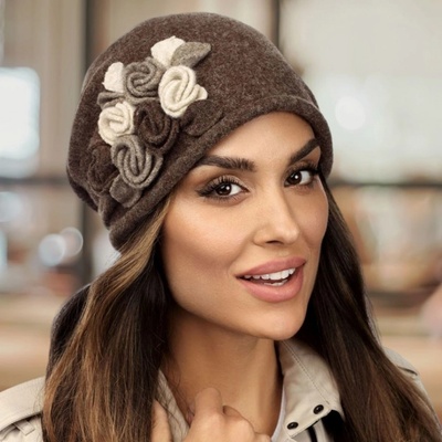 Krumlovanka dámská vlněná čepice s květy W-0602/867 hnědý melange