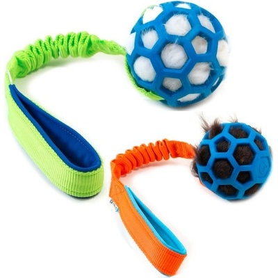 JW Hol-EE děrovaný míček s kožešinou uvnitř S (9 cm)