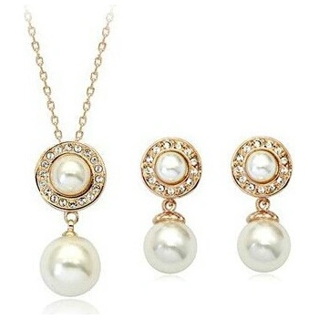 Image 1 of Обеци и колие с перли