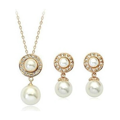 Обеци и колие с перли