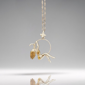 Въздушна акробатика - Женски спортен медальон от сребро 925 с частично позлатено покритие - Ръчно изработено бижу талисман за гимнастички и танцьорки - Идеален подарък за спортист, треньор или артист - ssj