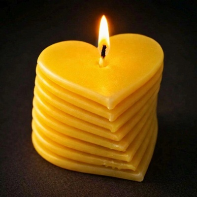 Svíčkománie3D Srdíčkový sloup žlutá 65 g
