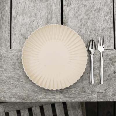 Storefactory Scandinavia Servírovací talíř Flora Beige 20 cm