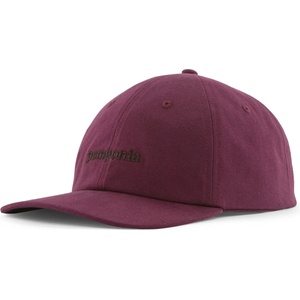 Patagonia Шапка с козирка Patagonia Graphic Trad Cap - Text Logo: Berry Fig - размер One Size (904-7308-0111)