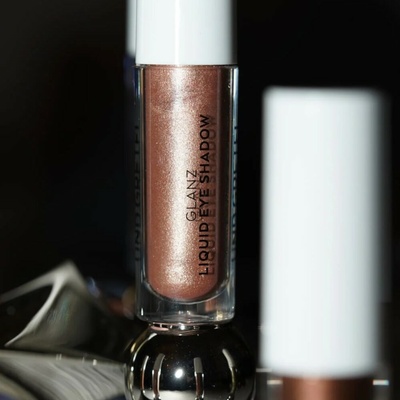 Und Gretel Organický tekutý oční stín glanz Moon Milk 01 2 ml – Sleviste.cz