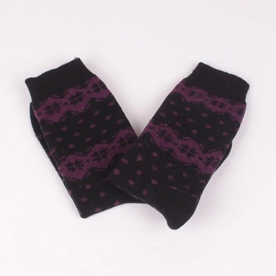 Дамски памучни чорапи в черен цвят с лилава декорация