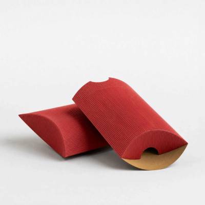Krabičky ve tvaru polštářku z vlnitého papíru - 113 x 81 mm (C7) - Červená