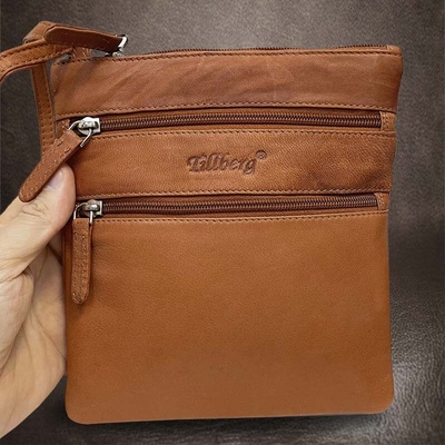 Decentní hnědá kožená dámská crossbody taška. Ideální na běžné nošení všeho nezbytného.