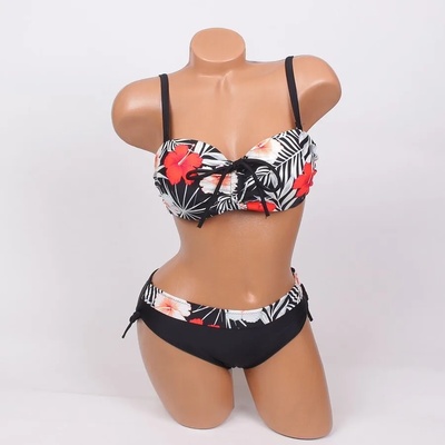 Бански в черно с червени и бели цветя - чашка С