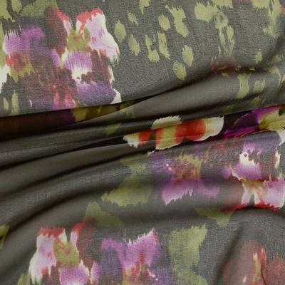 Hedvábný šifon hnědý, barevné rozpité květy, š.135