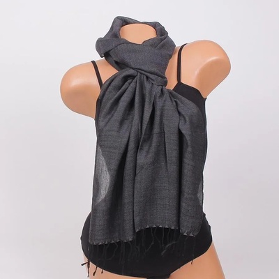 Дамски шал с изчистен десен в черно и ресни