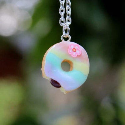 CircusMind Náhrdelník růžový donut s kytičkou nakousnutý S2069