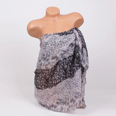 Стилно парео в бяло и черно с рози