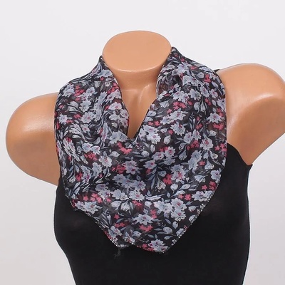 Дамско фишу в черно с прекрасни цветя