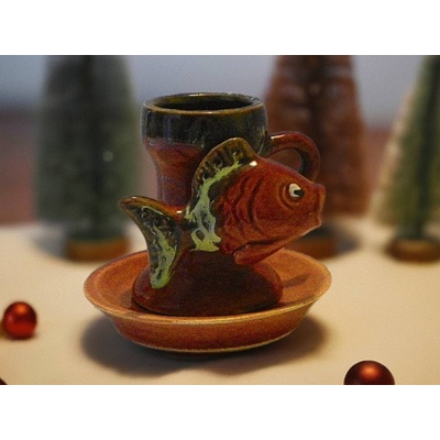 Keramikaportal-Svícen vánoční stolní s kaprem.Hnědý na jednu stolní svíčku.8x5cm.