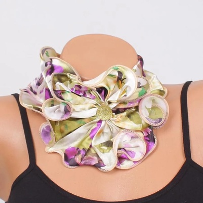 Нежно фишу-цвете със свеж десен и лилави рози