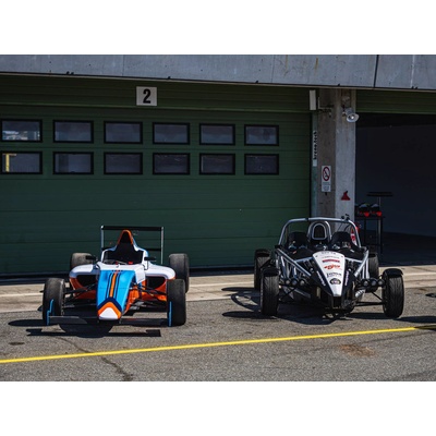 Zážitková jazda pre dvoch na Ariel Atom vs. formula F4 na letisku