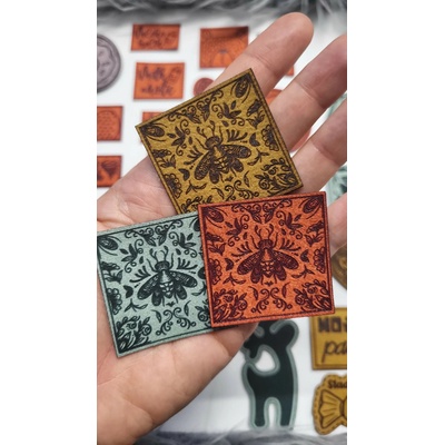 Koženkový štítok Včielka ornamenty Materiál/farba: Brúsená koženka TENKÁ ORIEŠKOVÁ