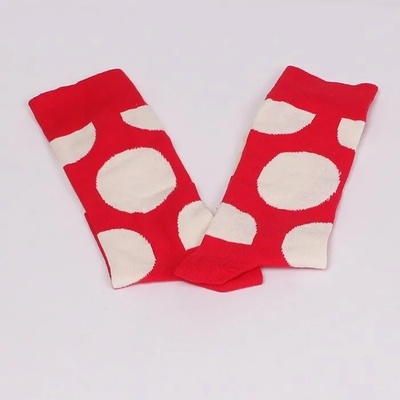 Мъжки памучни чорапи в червен цвят с големи точки