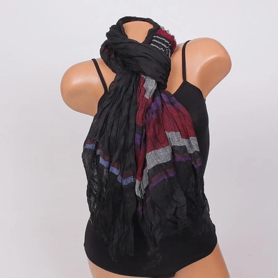 Черен шал с цветно райе