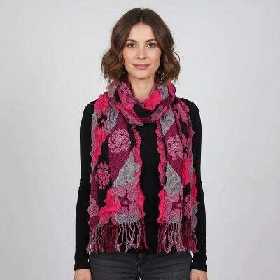 Топъл зимен шал в черно и цикламено с ламе