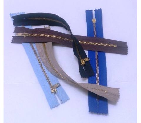 Zip mosazný 22 cm