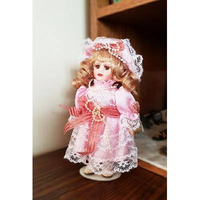 Порцеланова кукла с розова рокля - малка