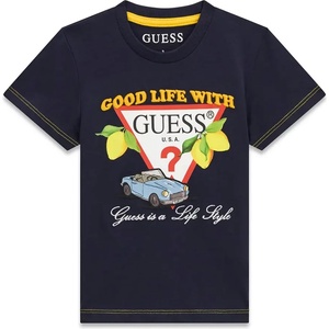GUESS Тъмносиня тениска за мини момче с цветни надписи, кола и червено лого Guess