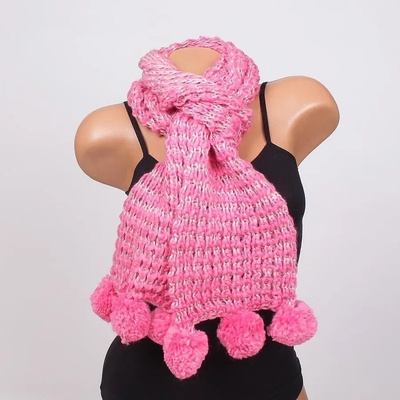 Плетен шал в розово с помпони