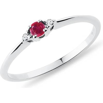 Klenota jemný prsteň z bieleho zlata s rubínom a diamantmi k0335062
