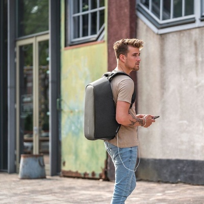 XD Design Bezpečnostný batoh Bobby Hero Regular P705.291 čierny