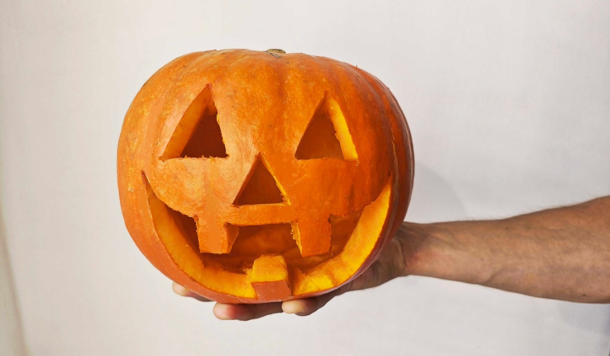 Hotová vydlabaná a vyřezaná dýně, připravená na Halloween