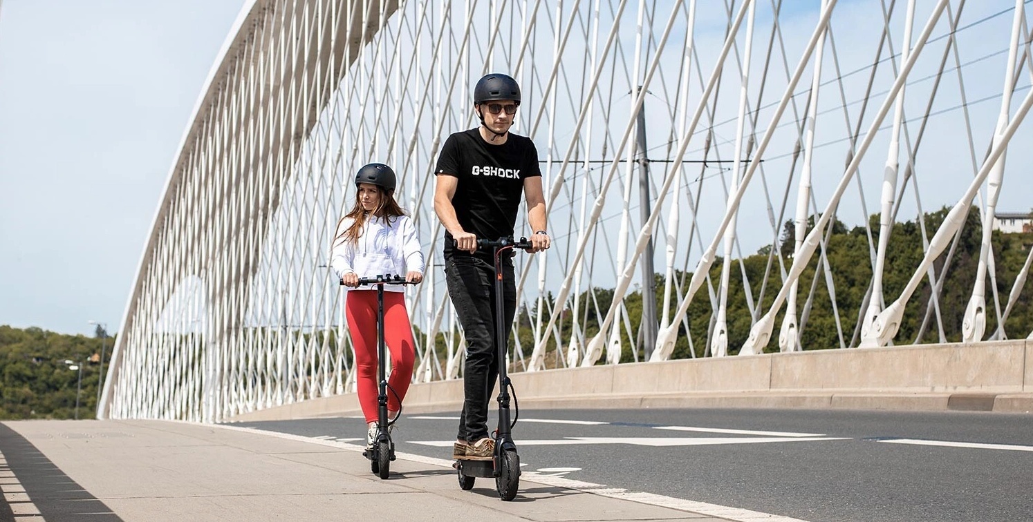 Koloběžka Sencor SCOOTER TWO je ideální do města Žena a muž si užívají jízdu na koloběžce Sencor SCOOTER TWO