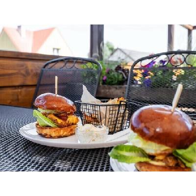 Ikonický burger s trhaným masem, slaninou a přílohou v ostravavske restauraci Heřmanická beseda pro 2 osoby