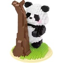 Wise Hawk Panda za stromem