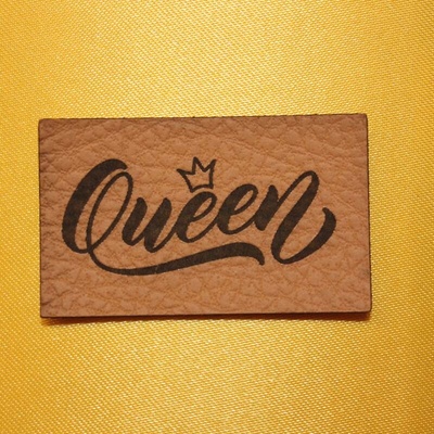 koženkový štítok queen Materiál/farba: Biela koženka