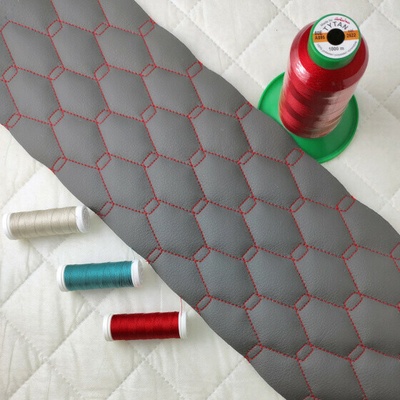 32Ekokůže GEO barva šedá prošívaná červenými nitěmi, koženka metráž, 1,45 m x 0,8 m