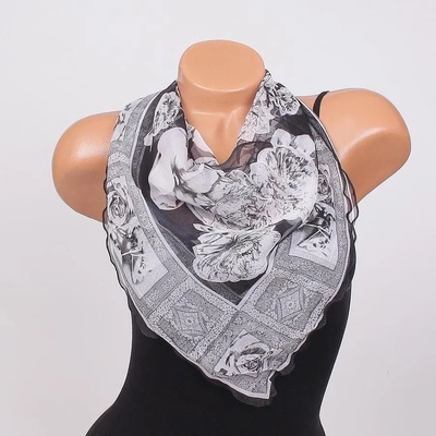 Копринено фишу в черно и бяло с рози