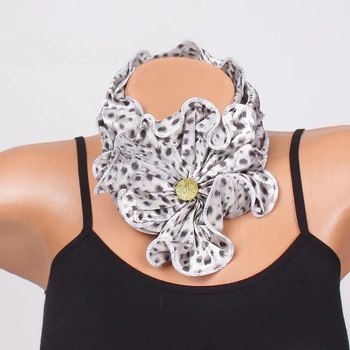 Image 1 of Ефектно фишу в сиво с черни пръски във формата на цвете